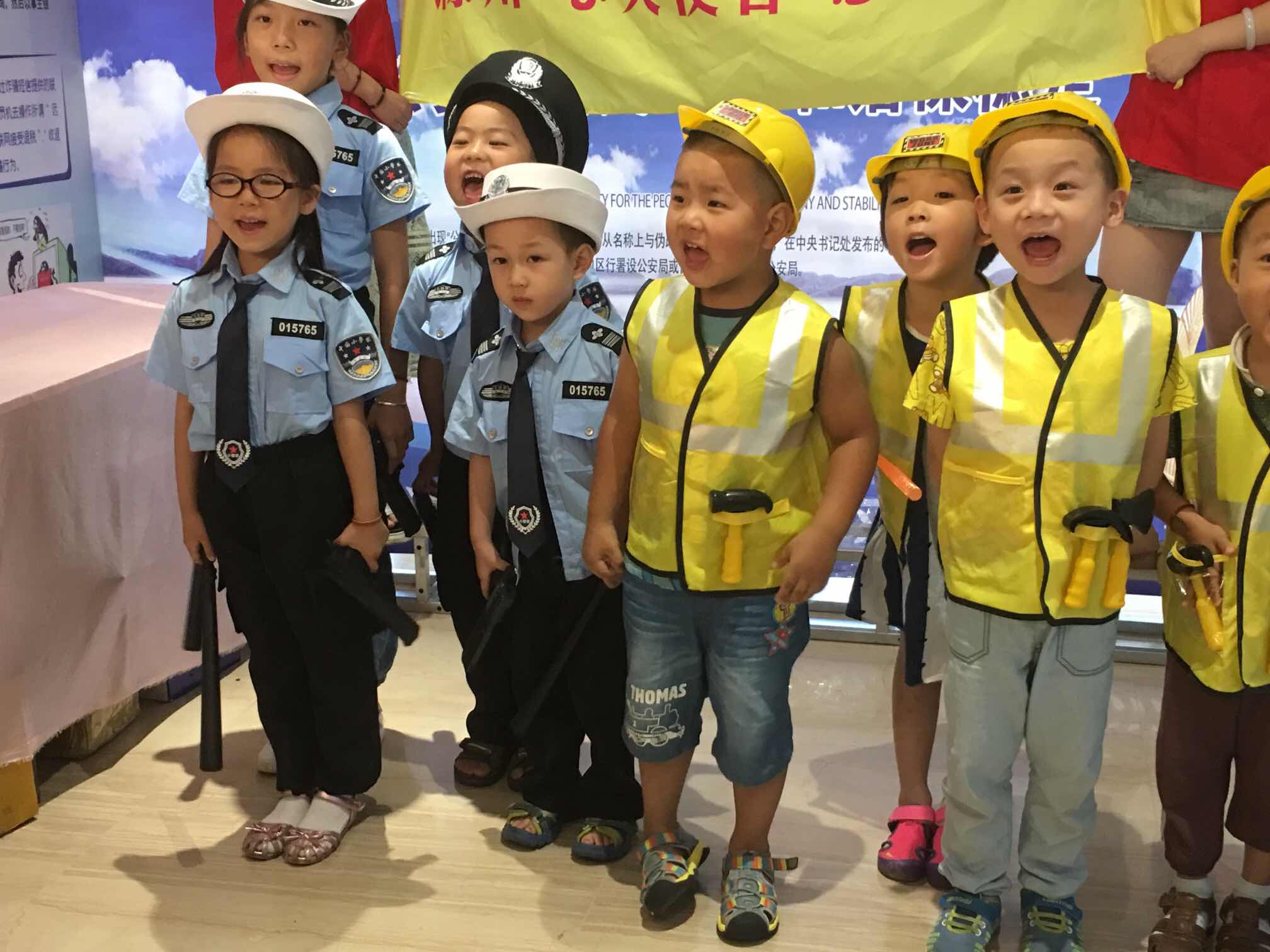 小警察和小建筑師們來了~