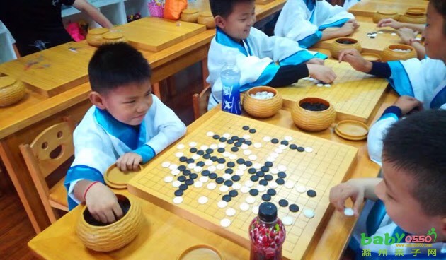 親子網(wǎng)會(huì)員家庭牽手留守兒童展開圍棋友誼賽