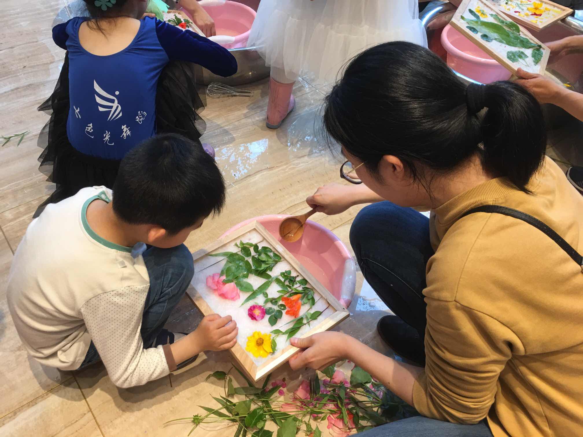 學習古法造紙，做一張獨一無二的花草紙