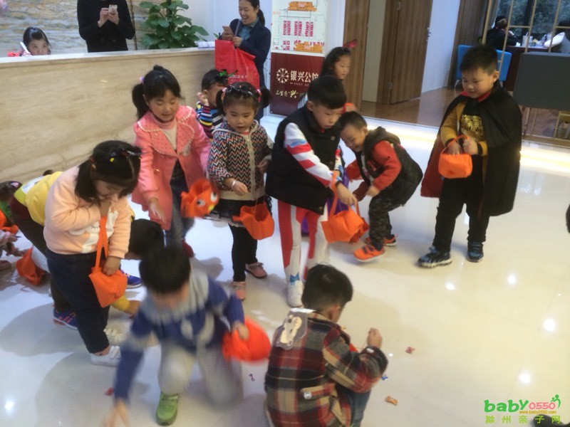 萬(wàn)圣節(jié)，小鬼來(lái)?yè)v蛋～