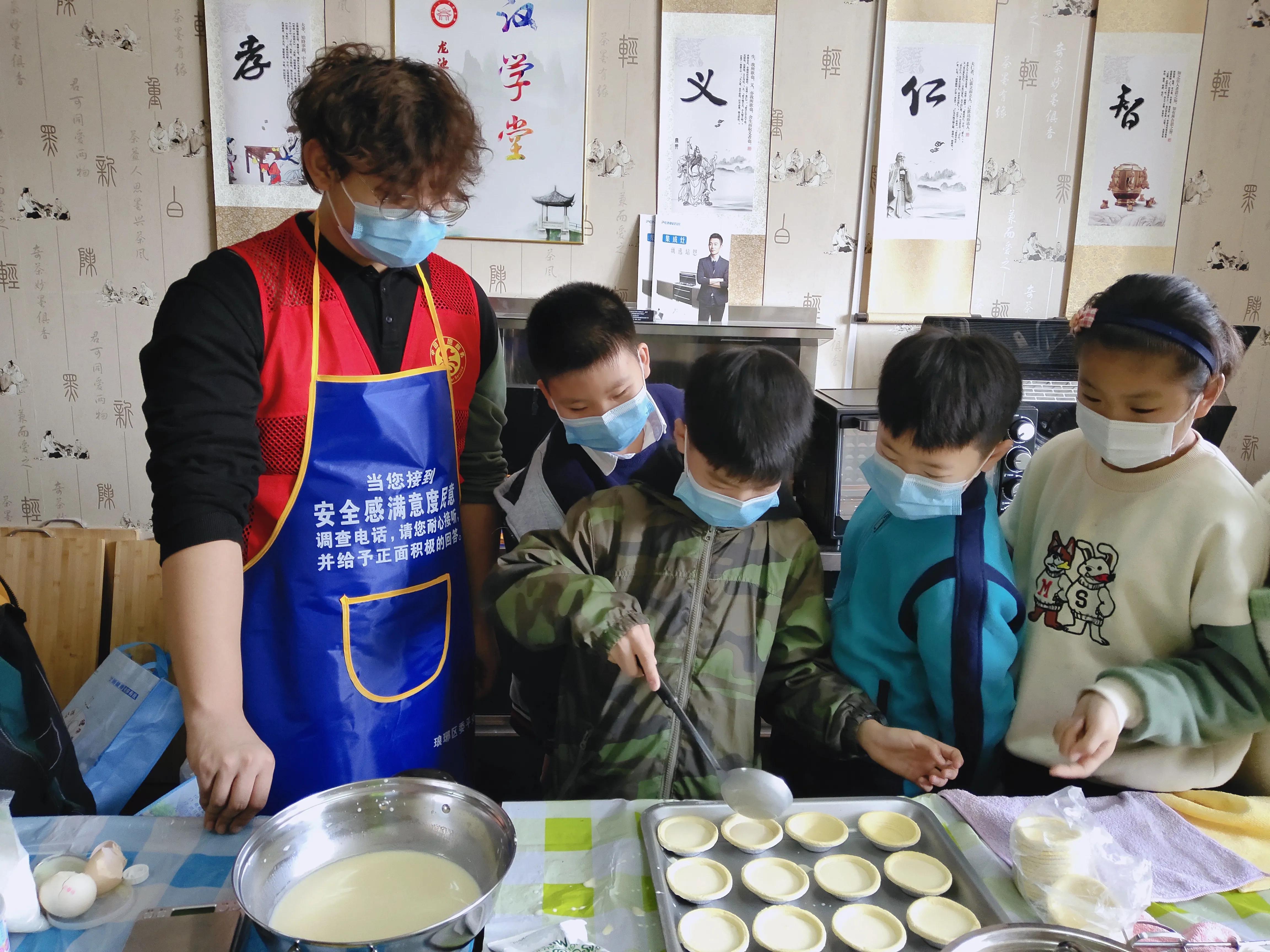 “品書香、學(xué)烘焙”未成年人系列活動(dòng)
