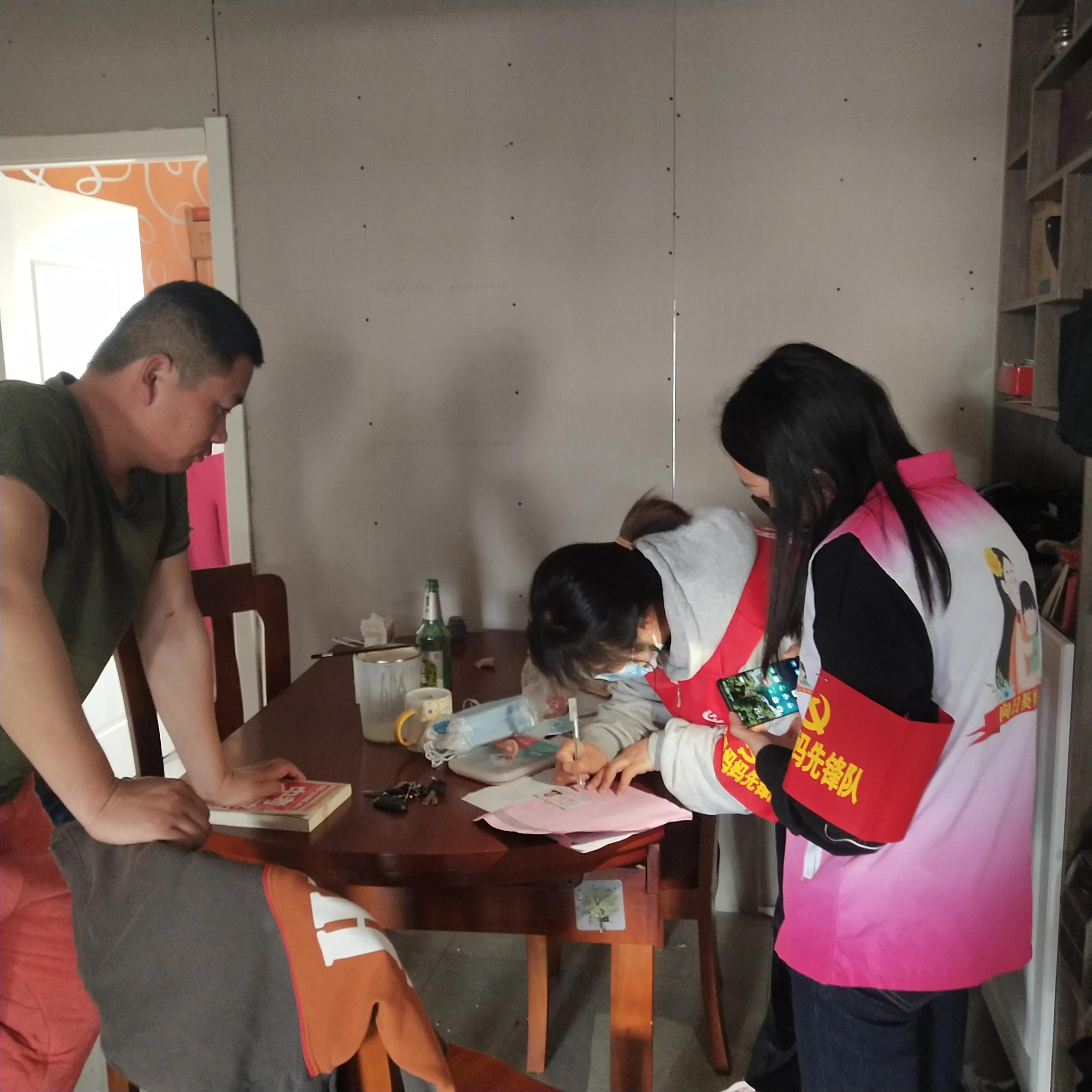 向日葵媽媽志愿者參與龍池社區(qū)入戶(hù)掃行程碼建立外來(lái)人員動(dòng)態(tài)數(shù)據(jù)庫(kù)